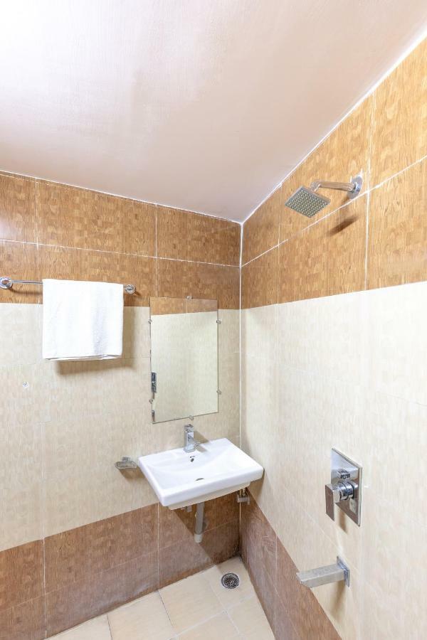 Oyo 45301 Hotel Om Palace Sāgar Extérieur photo
